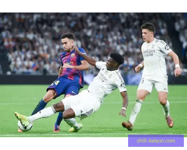 楚阿梅尼与世界中场表现对比，状态持续提升引人关注。